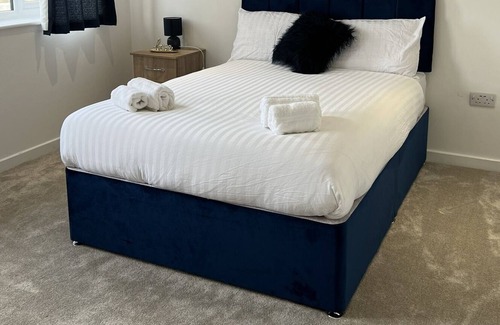 Stonnall House | Luxury New Build Property- Sleeps 11. Very spacious and comfortable