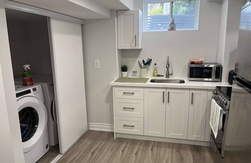 Rathwood Apartment | Luxury NEW in-law Suite with separate entrance (Sleeps 3)