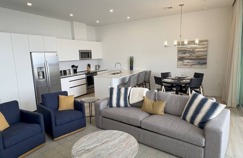 Northwest Point Condo | LUXURY/OVERSIZED - 1 Bed/1.5 Bath near AMAZING SHORE DIVING W/180° Ocean VIEWS