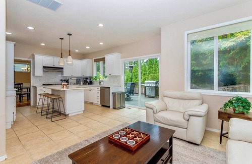 Newcastle House | Luxury Pet-Friendly 4 BR with Hot Tub & Game Room