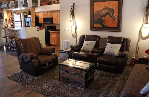 Show Low Cabin | Luxury/Privacy w/pine trees, 2 covered decks, free WiFi, DISH 250 package, 4 TVs