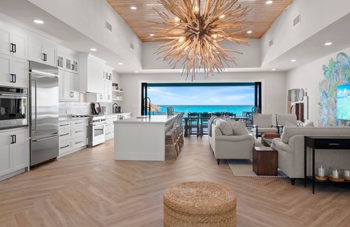 Farmer's Hill Villa | Luxury Private Beachfront Villa w/Infinity Pool in The Bahamas for 14 people