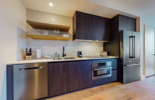 East Cesar Chavez Condo | Luxury Rainey St Condo with rooftop pool, Lakeview & Gym