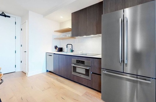 East Cesar Chavez Condo | Luxury Rainey St Condo with rooftop pool, Lakeview & Gym