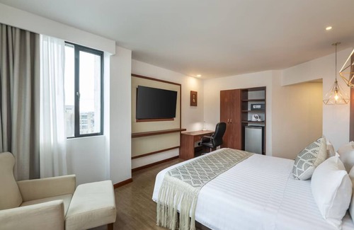 Calle 100 Hotel | Luxury Redefined! Free Parking, Short Drive to Parque de la Independencia