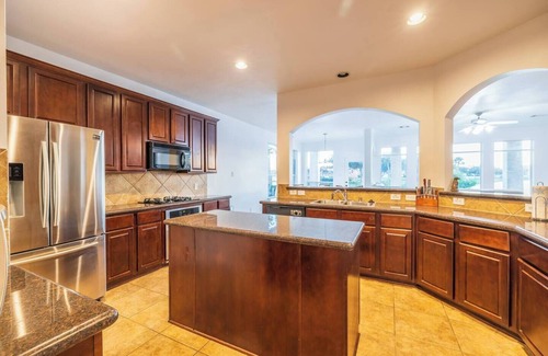 Missouri City House | Luxury resort style living area with spectacular water view house located in Missouri City