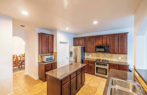 Missouri City House | Luxury resort style living area with spectacular water view house located in Missouri City