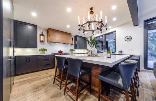 Whistler House | Luxury retreat for multifamily getaways & corporate events, 5 mins from village!