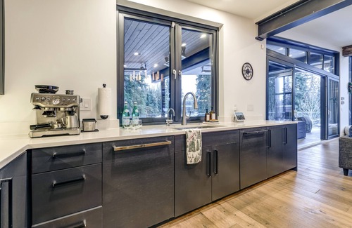 Whistler House | Luxury retreat for multifamily getaways & corporate events, 5 mins from village!