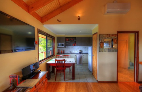 Balmoral Ridge House | Luxury self-contained villa with king bed, double spa, fireplace, and kitchen.