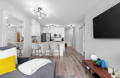 Bay Cloverhill Condo | Luxury Stay in Yorkville