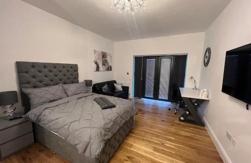 Hoe Street Apartment | Luxury Studio Apartment in London - Walthamstow Village - E17