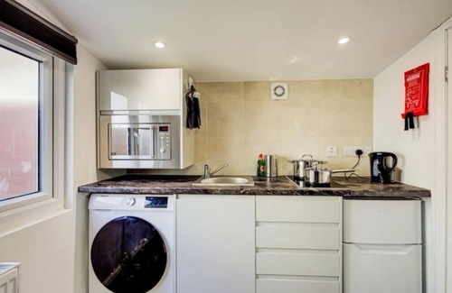 Little Holland Apartment | Luxury Studio Cabin - Central Location - Parking