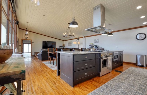 Hot Springs House | Luxury Vacation Home w/Chef`s Kitchen