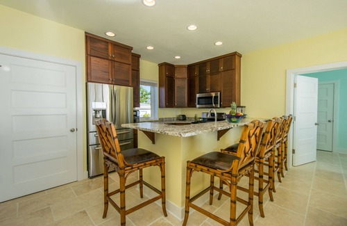 Cockburn Town Villa | Luxury Villa! Courtesy SUV Included! PaddleBoards, Bikes, Chairs & More!