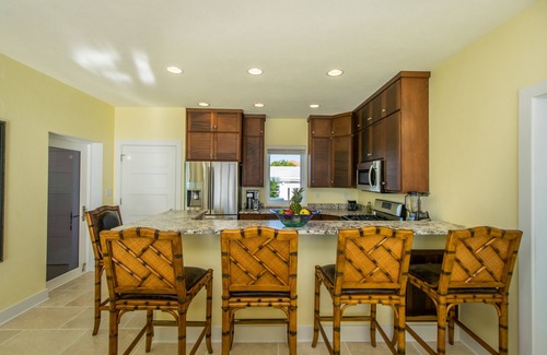 Cockburn Town Villa | Luxury Villa! Courtesy SUV Included! PaddleBoards, Bikes, Chairs & More!