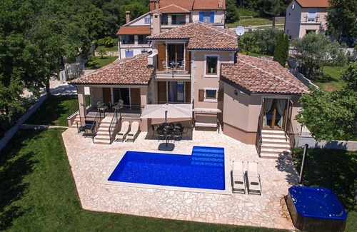 Fuskulin Villa | Luxury Villa in Fuskulin with Swimming Pool and Jacuzzi