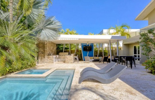Orient Bay Villa | Luxury villa in St Martin with pool 12 Guests Wifi