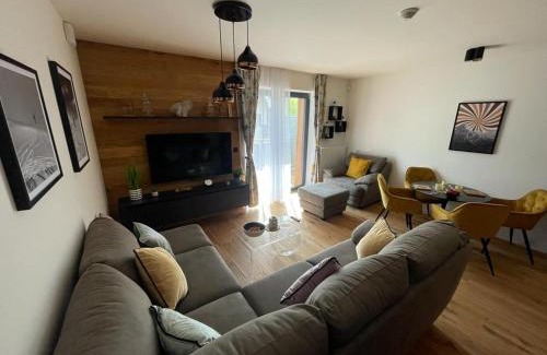 Harrachov Apartment | Luxusní apartmán GRAND v centru Harrachova se saunou, wallboxem EV, parkováním zdarma, Netflix a HBO, velkým balkonem a výhledem na Čertovu horu ,sjezdovku a skokanské můstky