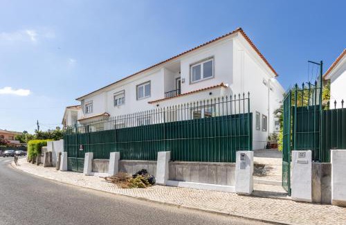 Falca Villa | Lx Villa -10m to downtown up to14 ppl,heatable pool and lift