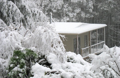 Mount Toolebewong Cottage | Lyrebird Cottages, Silver Wattle cottage, Relax in nature in the Yarra Valley.