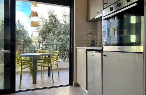 Moschato-Tavros House | M&M Entire private building with jacuzzi/rooftop