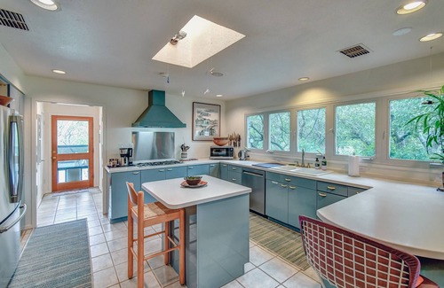 Glen Rose House | M'walimu 4 BR w/Pool, Farm Stay- Flower Farm, Goats, Pigs, Disc Golf!