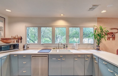 Glen Rose House | M'walimu 4 BR w/Pool, Farm Stay- Flower Farm, Goats, Pigs, Disc Golf!