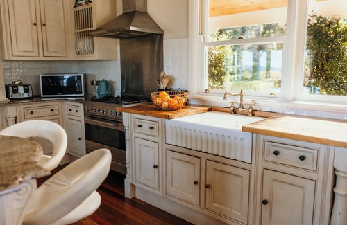 Robertson House | Madison Park, a large Country Retreat