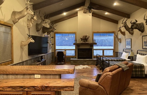 Cameron House | Madison River Safari Guest Cabin