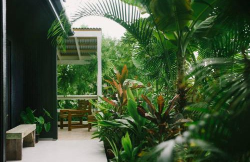 Kahaluu Bay House | Magic Sands Beach Bungalow