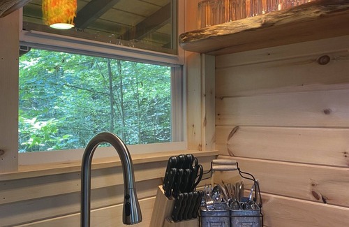 Copperhill Cabin | Magical Treehouse ~ Romantic Hot Tub and Sauna