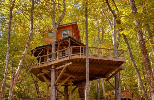 Copperhill Cabin | Magical Treehouse ~ Romantic Hot Tub and Sauna