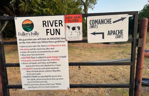 Dennis Ski Chalet | "Magical Treehouse" w spiral slide off the deck 350 acres on the Brazos River! Tubing! Petting Zoo!