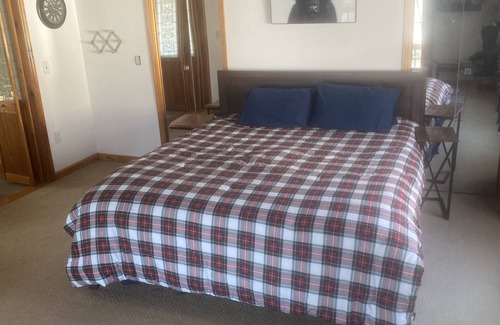 Moriah Center Cabin | Magnificent Lakefront Lodge Panoramic View Lake Champlain Kayaks/Fishing/Pk ball