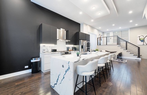 West Bucktown House | ❤️🔥MAGNIFICENT NEW Home w/8 Beds & Free Parking❤️🔥