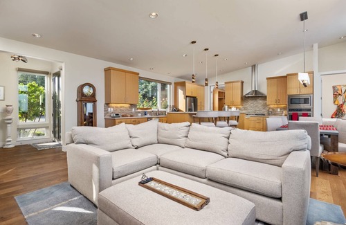 Dundee House | Magnificent Panoramic Valley and Vineyard Views, Single Level Two Guest Suite Layout, Amazing Deck