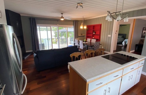 Asbestos Ski Chalet | Magnificient cottage with SPA, kayaks and pedal boat for rent right on the water