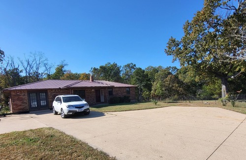 Pottersville House | Magnolia Retreat-an inviting country Missouri Ozarks home in a private setting