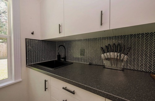 Willow Meadows/Willowbend Area Apartment | Magnolia Studio-Guest Unit