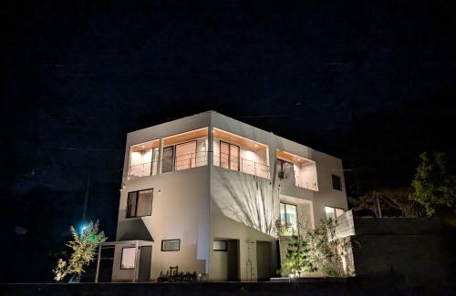 Ichinomiya Villa | mahaloha house 新築ビーチフロント ペット同伴プラン有 ｍax8名 BBQ 海歩1分 アイランドキッチン 大型プロジェクタ 床暖房 オーシャンビューバス