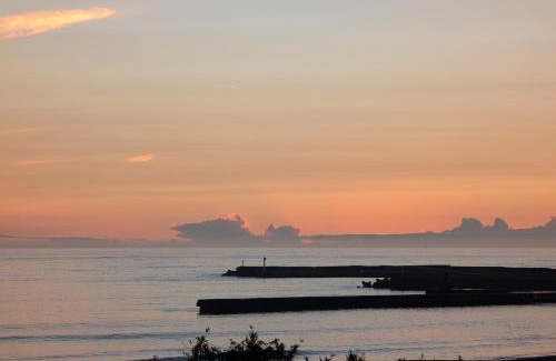 Ichinomiya Villa | mahaloha house 新築ビーチフロント ペット同伴プラン有 ｍax8名 BBQ 海歩1分 アイランドキッチン 大型プロジェクタ 床暖房 オーシャンビューバス