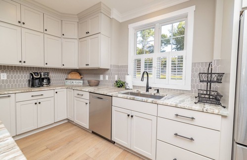 Macon House | Main Lake, luxury tritoon boat, spa, fire pit, water toys and more more more!