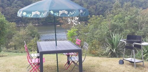 Saint-Priest-la-Roche House | Maison au bord de l'eau