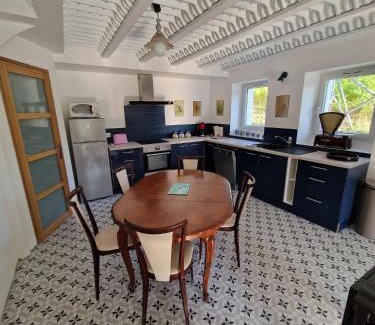 Saint-Priest-la-Roche House | Maison au bord de l'eau