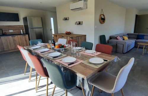 La Roche-sur-Yon House | Maison au Bord du Lac de Moulin Papon, 8/10 Pers, Lumineux et Tout Équipé