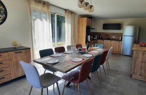 La Roche-sur-Yon House | Maison au Bord du Lac de Moulin Papon, 8/10 Pers, Lumineux et Tout Équipé