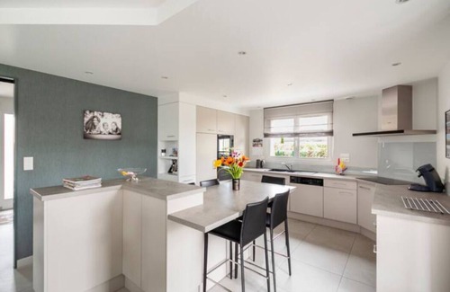 Mordelles House | Maison Avec Piscine,au Calme Proche des Commodités et Sites Bretons, Exposée sud