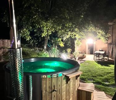 Ceyzerieu House | Maison bohème avec bain nordique