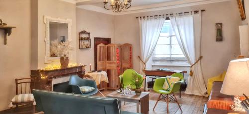 Mauzun House | Maison charmante à Mauzun avec jardin et patio fleuri